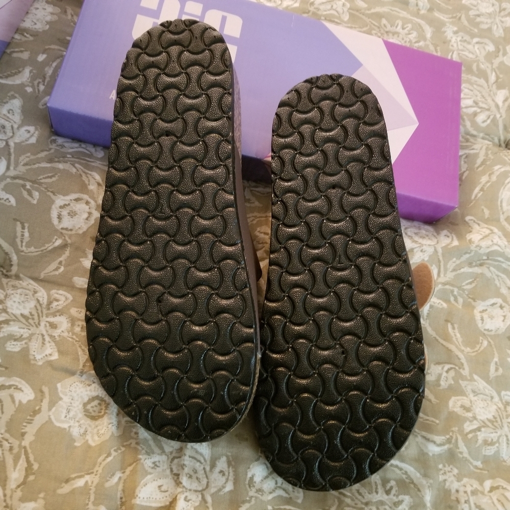 NIB Aiwics Brown Women's Sandals Size 7 Fit Wider Width. - Picture 3 of 4